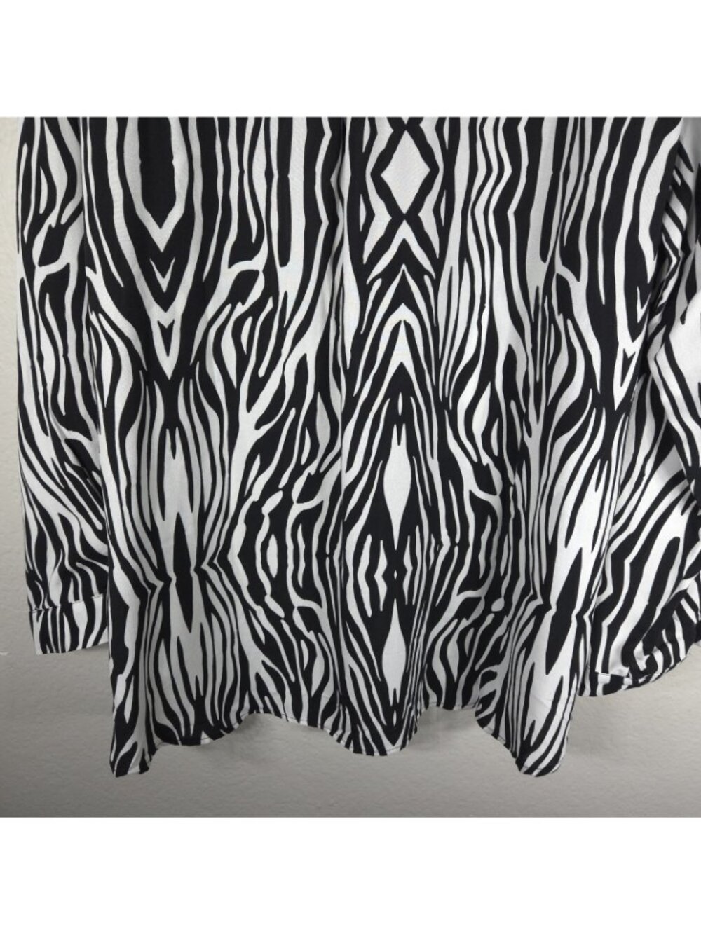 Big Dart Women Button Up Shirt 2X Long Sleeve Zebra Print High Low Black White - Picture 10 of 16